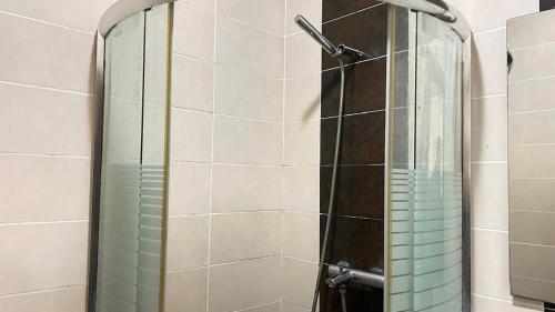 Ένα μπάνιο στο Monopolios