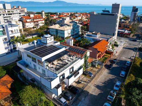 uma vista aérea de uma cidade com um edifício em Bossa Jurerê Hotel em Florianópolis