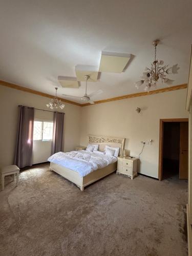 una camera da letto con un letto e un soffitto di شقة مدخل خاص بمدخلين a Tanomah