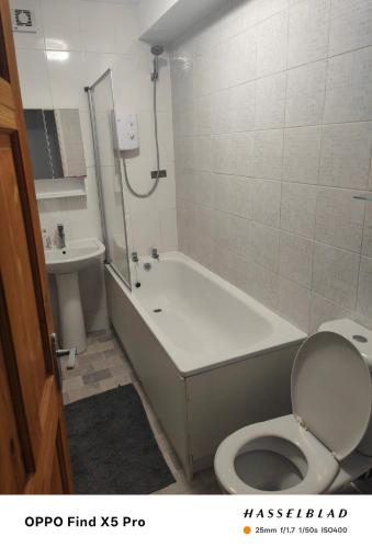 Et badeværelse på Lovely 1 Bed apartment available