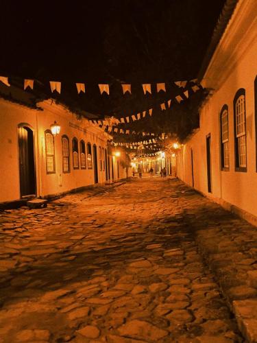 een lege straat 's nachts met een snoer lampjes bij Cantinho da Serra da Bocaina - Chalé Casal in Paraty
