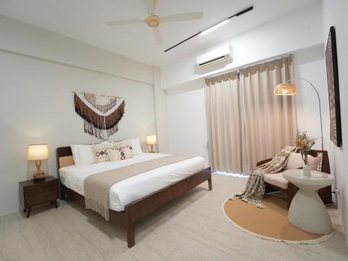 Postel nebo postele na pokoji v ubytování Cozy Seaview Escape 2BR 6pax bythesea bathroom