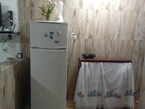 een witte koelkast in een keuken met een tafel bij Cantinho da Serra da Bocaina - Chalé Casal in Paraty