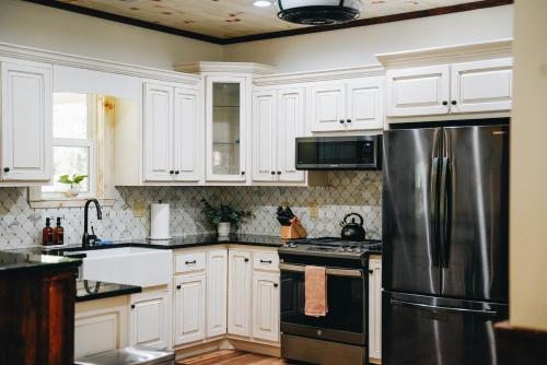 Η κουζίνα ή μικρή κουζίνα στο Creekside Getaway - Wineries, Orchards, & Hiking