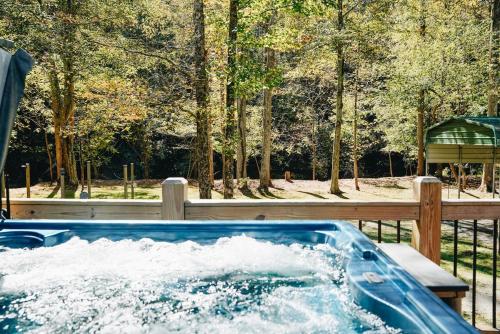 Πισίνα στο ή κοντά στο Creekside Getaway - Wineries, Orchards, & Hiking