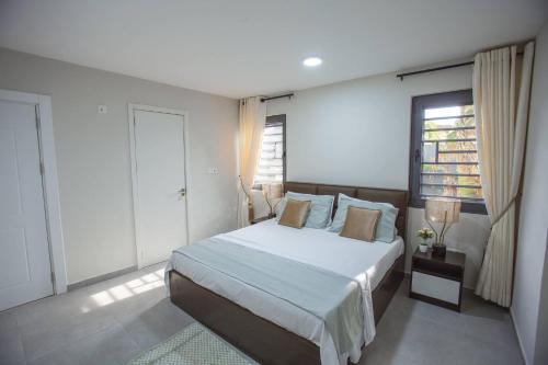 Postel nebo postele na pokoji v ubytování The Oasis Airport pick up WiFi Central