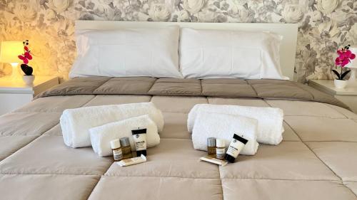 ein weißes Bett mit weißen Kissen darauf in der Unterkunft torres locazione turistica in Foggia