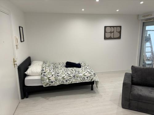 アンヌマスにあるLe Spotlight - Balcon - WiFi - Centre villeの白い部屋(ベッド1台、ソファ付)