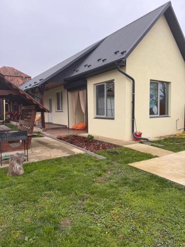 una casa con techo solar encima en Villa “Eleon”, en Velyka Bihanʼ