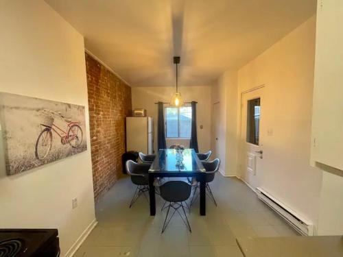 FULL KITCHEN 13min from DTOWN Room B في مونتريال: غرفة طعام مع طاولة وكراسي زرقاء