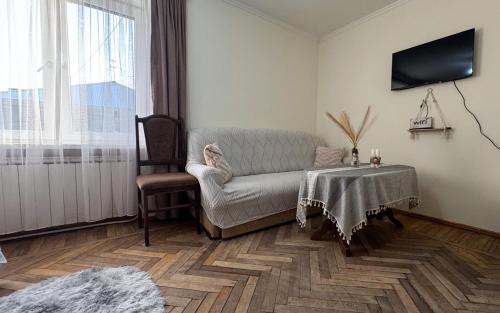 TV a/nebo společenská místnost v ubytování Квартира в Сисиане на главной площади Բնակարան Սիսիանում հրապարակի վրա Apartment in Sisian on the main square