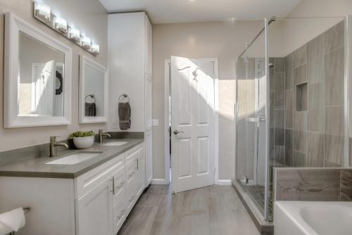 Et badeværelse på Gorgeous Half Moon Bay Home