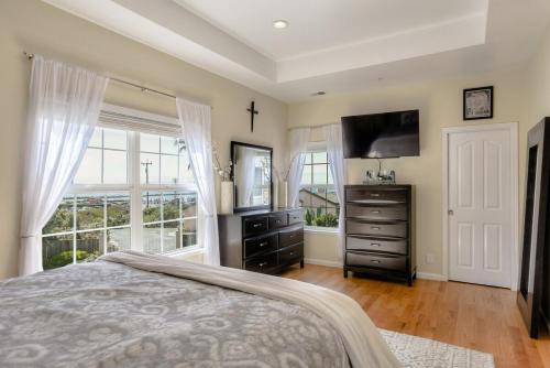En eller flere senge i et værelse på Gorgeous Half Moon Bay Home