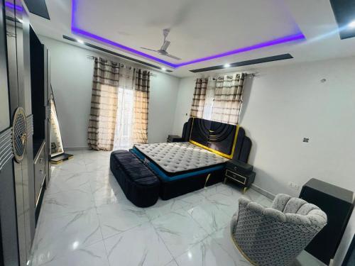 ein Zimmer mit einem Bett in der Mitte des Zimmers in der Unterkunft Splendid Apartments in Banjul