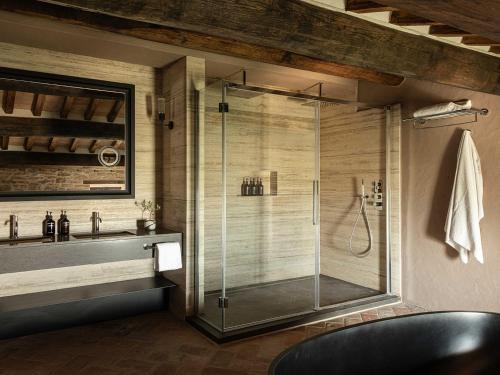 una ducha de cristal en un baño con lavabo en Rastrello, en Panicale