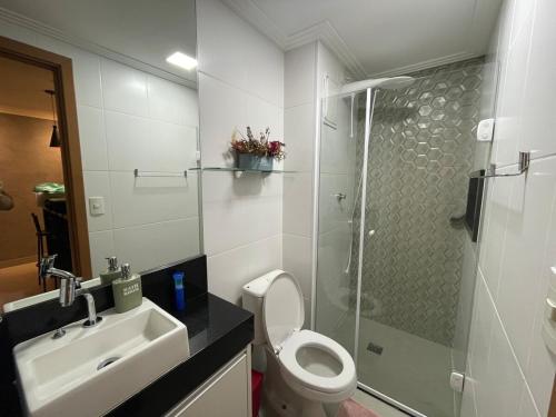 a bathroom with a shower and a toilet and a sink at Lindo Studio No Coração da Cidade e Prox ao Aeroporto in Guarulhos
