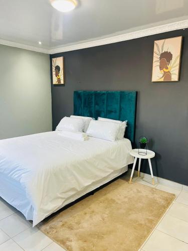 Postel nebo postele na pokoji v ubytování Sunset guest house