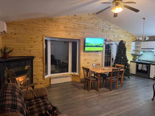 Kuchyň nebo kuchyňský kout v ubytování Chalet à la Baie Boudreault