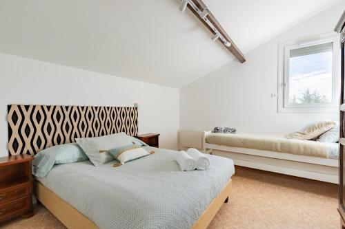 une chambre avec un lit et une fenêtre dans l'établissement Maison Baqué, à Carbonne