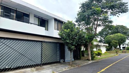 un edificio con una porta del garage sul lato di una strada di Cozy Studio Rohrmoser a San José