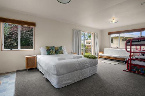 En eller flere senge i et værelse på The Charleston Charmer - Whangamata