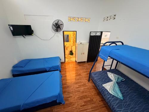 Centro Vacacional Los Pijaos في كارمن دي أبيكالا: غرفة بسريرين بطابقين وباب