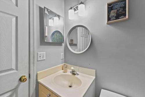 ein Badezimmer mit Waschbecken und Spiegel in der Unterkunft Modern 3BR • Near Ripken, Bush River & Parks in Joppatowne