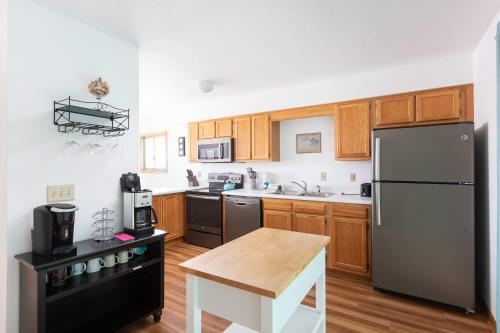 Kuchyň nebo kuchyňský kout v ubytování Duck Condo 5 min walk to beach with community pool