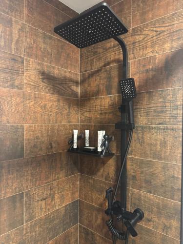 eine Dusche mit Schwarzlicht an einer Holzwand in der Unterkunft Superb Loft Park Front in Cochabamba