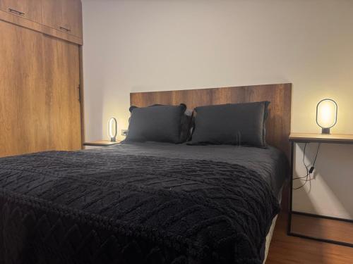 ein Schlafzimmer mit einem großen Bett mit zwei Lampen in der Unterkunft Superb Loft Park Front in Cochabamba