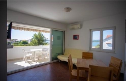 een woonkamer met een tafel en een eetkamer bij Lucia&Laura in Turanj