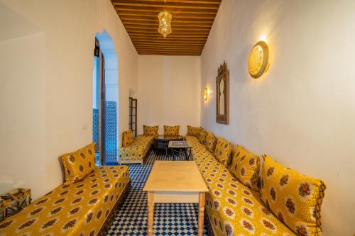 非斯Riad Old City Palace的大楼内一间配有沙发和桌子的等候室