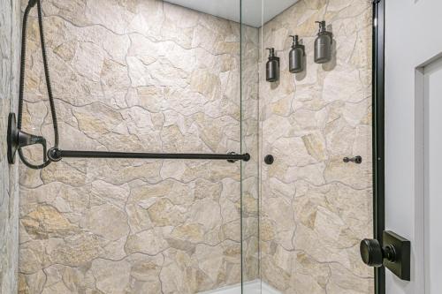 un bagno con doccia con parete in pietra di Riverfront Reset! Dells Cabin with Kayaks and Deck a Plainville