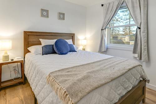 una camera da letto con un letto con un cuscino blu di Riverfront Reset! Dells Cabin with Kayaks and Deck a Plainville