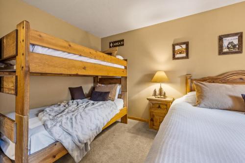 1 dormitorio con 2 literas y lámpara en Tannhauser 121, en Breckenridge