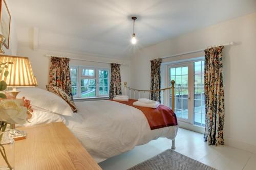 een slaapkamer met een groot bed en een raam bij 4 Bed in Looe oc-p00795 in Lansallos