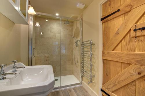 een badkamer met een wastafel en een douche bij 4 Bed in Looe oc-p00795 in Lansallos