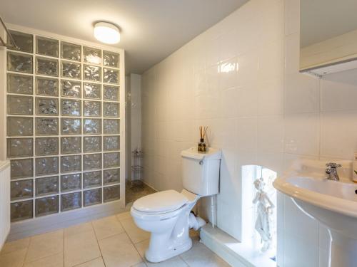 Ένα μπάνιο στο 1 Bed in Beaulieu 53042