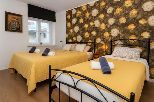 Una cama o camas en una habitación de Old Town Luxury 2 Bedroom Suite 65 m2 on 3rd floor