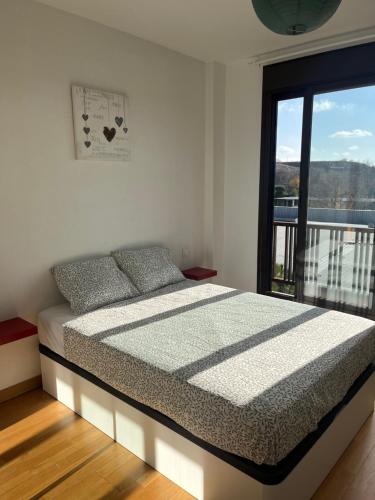 Giường trong phòng chung tại 2 Apartamento IFEMA Y METROPOLITANO