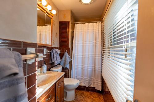 Et badeværelse på Mid-Century Modern Getaway Near Downtown