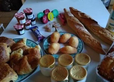 een tafel met twee borden gebak en brood bij castorette in Mimizan