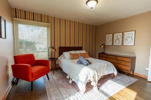 En eller flere senge i et værelse på Mid-Century Modern Getaway Near Downtown