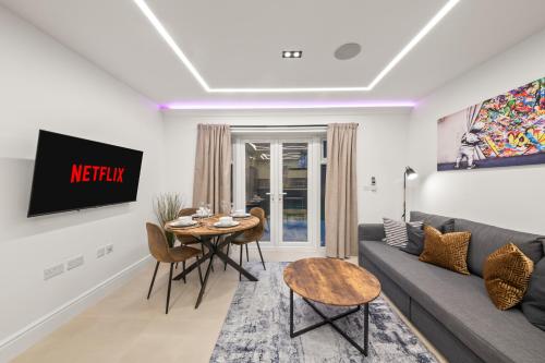 Μια τηλεόραση ή/και κέντρο ψυχαγωγίας στο Modern 4 Bed 4 Bath Home in Reading Perfect for Business and Contractors with Free Parking!