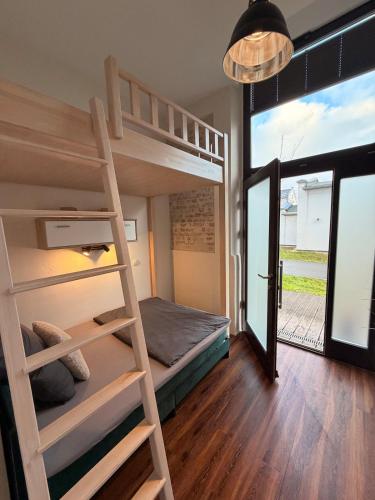 Кровать или кровати в номере Fewo Fibi Helle, zentrale Wohnung mit 4 Betten