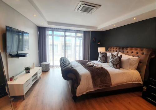 En eller flere senge i et værelse på Cape Town Sunset Beach Luxury Beachfront Villa