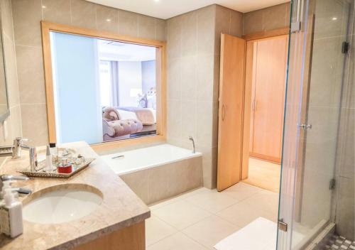 Et badeværelse på Cape Town Sunset Beach Luxury Beachfront Villa