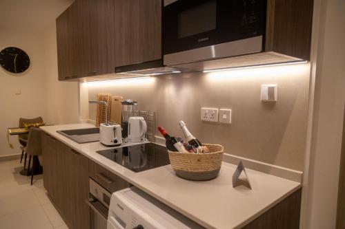 een keuken met een mand met keukengerei op een aanrecht bij Urban Nook, The Bantree in Accra