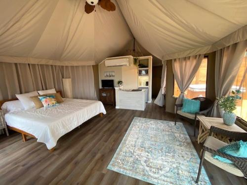 een slaapkamer met een bed in een tent bij Premium Suite 1-Safari Tent-Private Hot Tub in Marble Falls