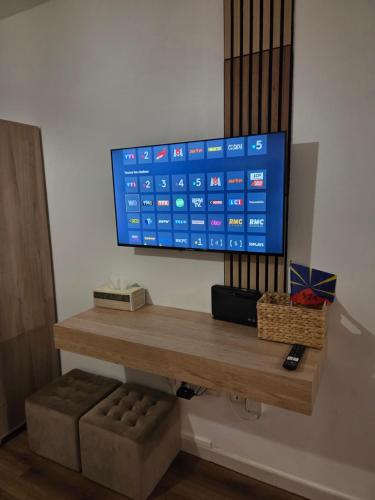 TV a/nebo společenská místnost v ubytování Sawadee Studio, meublé & jardin